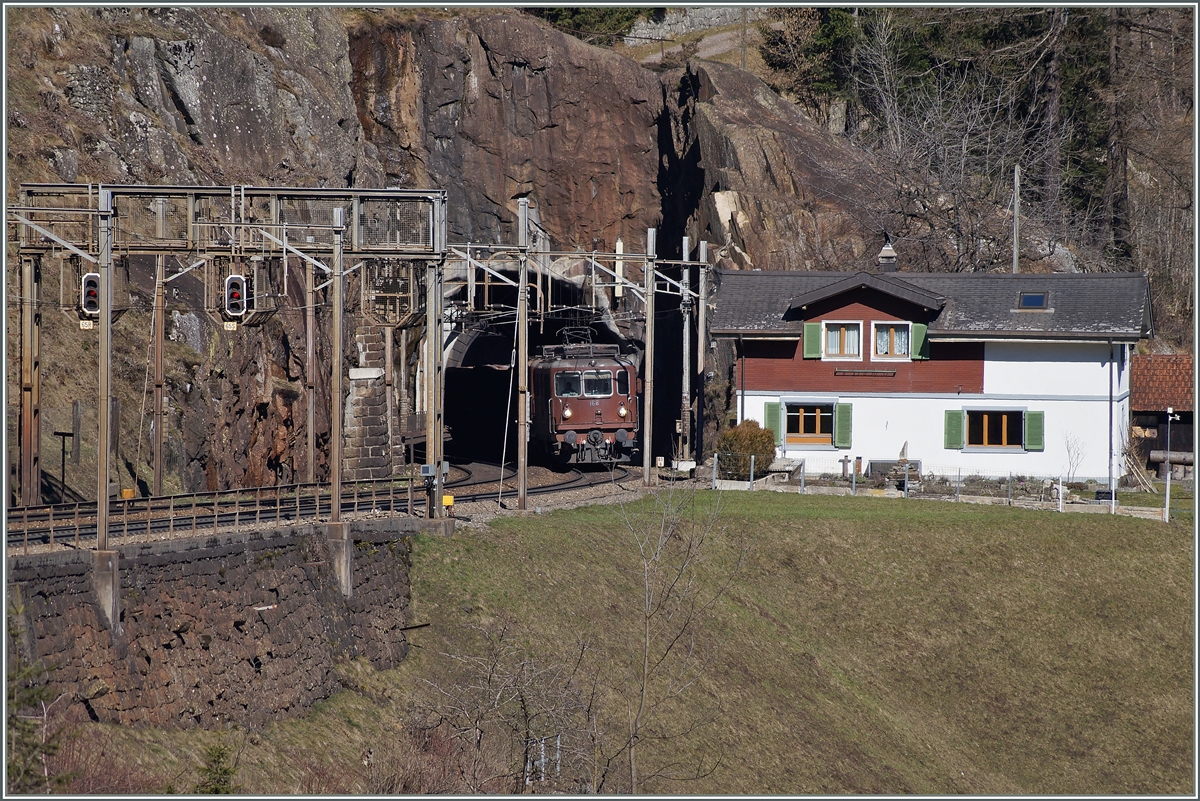 Zwei BLS Re 4/4 verlassen den Meienkreuztunnel (Gotthard Nordrampe). 
14. März 2014