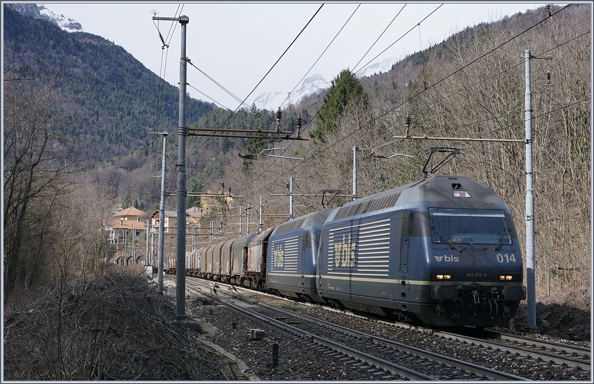 Zwei BLS Re 465 mit eine Güterzug bei Varzo.
1. März 2017