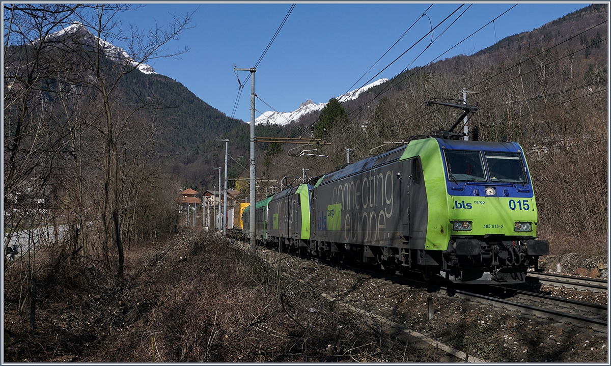 Zwei BLS Re 485 mit einer RoLa bei Varzo. 

11. März 2017