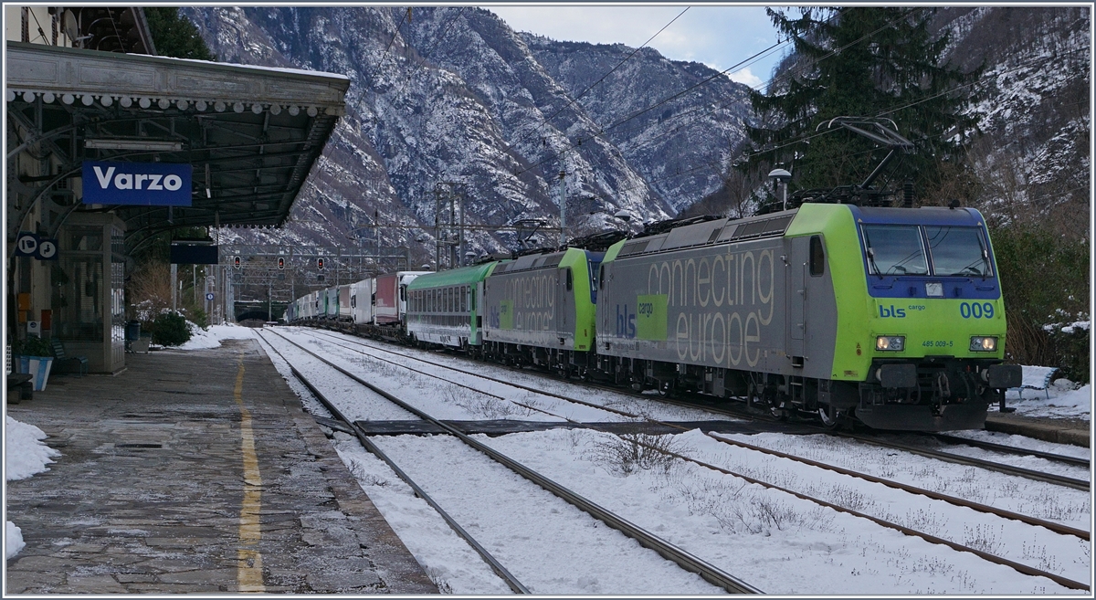 Zwei BLS Re 486 haben in Domodossola eine RoLa, von Novara kommend, übernommen und bringen diese nun nach Freiburg i.B.
Das Bild entstand auf der Simplonsüdrampe im Bahnhof von Varzo (Italien).
14. Jan. 2017