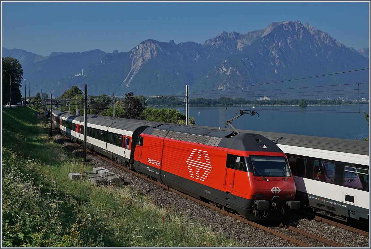Zwei IR 90 begegen sich in der Nähe von Villeneuve.

3. Aug. 2018