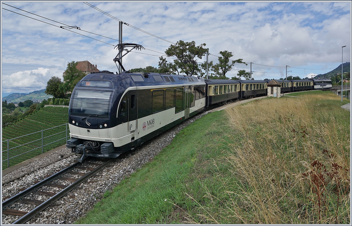 Zwei MOB Alpina Triebwagenwagen bemühen sich um die Traktion des Golden Pass Belle Epoque RE 3217 von Zweisimmen nach Montreux und sie haben bei Châtelard VD ihr Ziel schon fast erreicht. 

12. Aug 2019