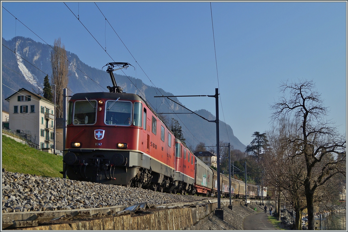 Zwei Re 4/4 II mit einem Güterzug bei Villeneuve. 
10. März 2014
