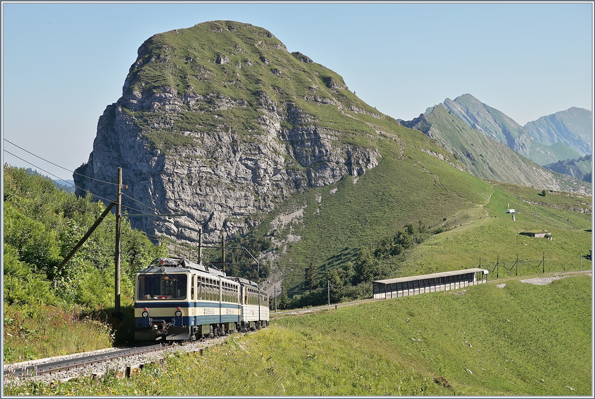 Zwei Rochers de Naye Beh 4/8 sind beim Dents de Jaman auf der Fahrt vom Rochers de Naye nach Montreux. 

1. Juli 2018