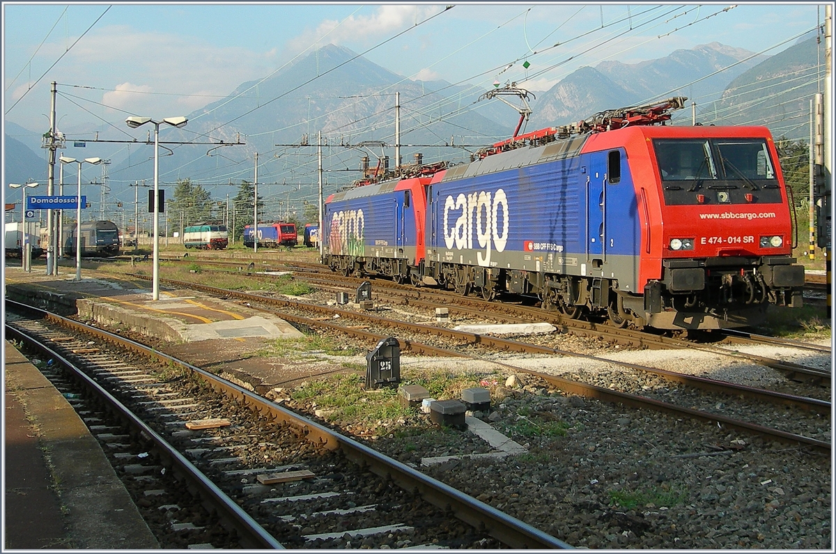 Zwei SBB Cargo Re 474 rangieren in Domodossola um ihre RoLa nach Novara übernehmen zu können.
10. Sept. 2007
