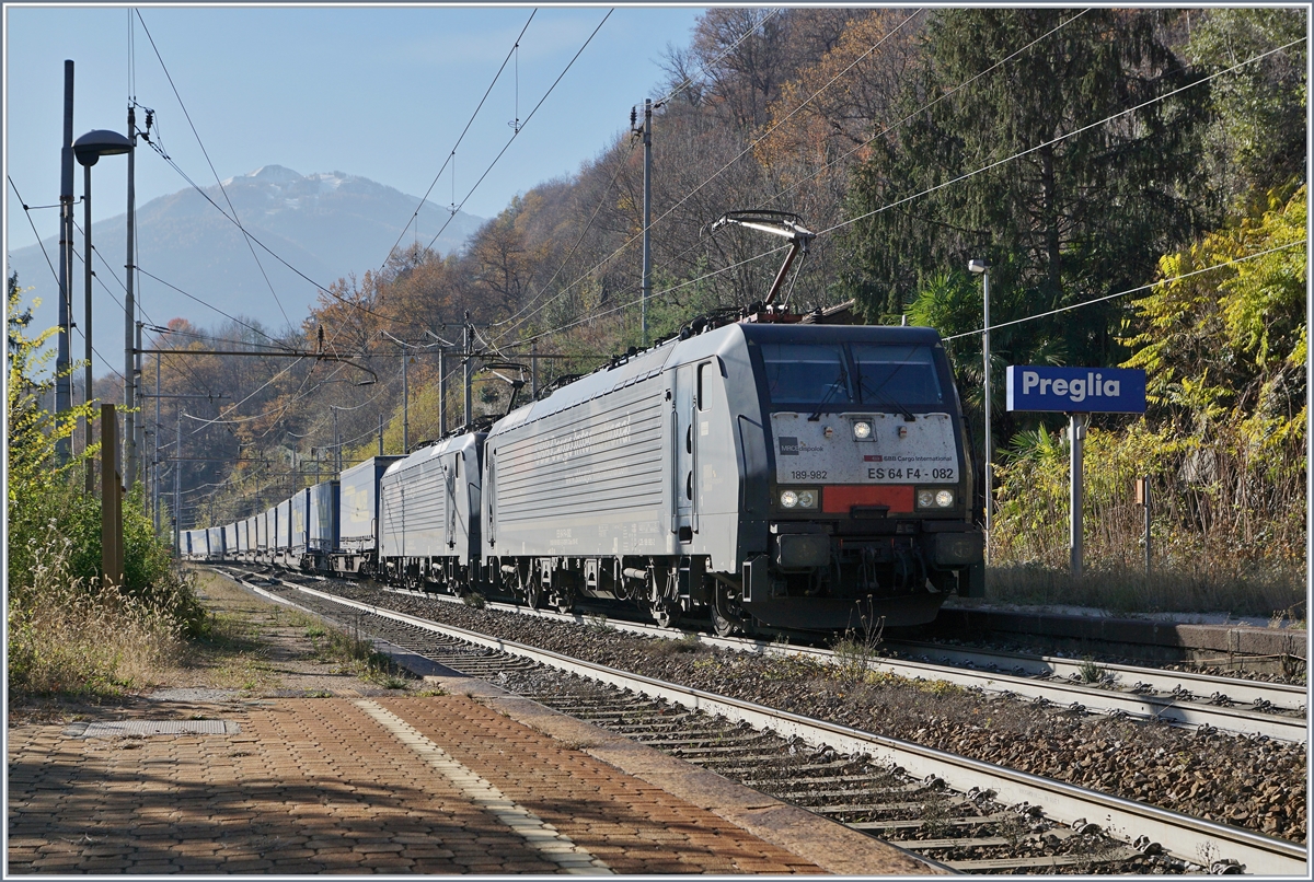 Zwei von SBB International gemietet 189 fahren mit einen Güterzug bei Preglia nordwärts.

21. Nov. 2017