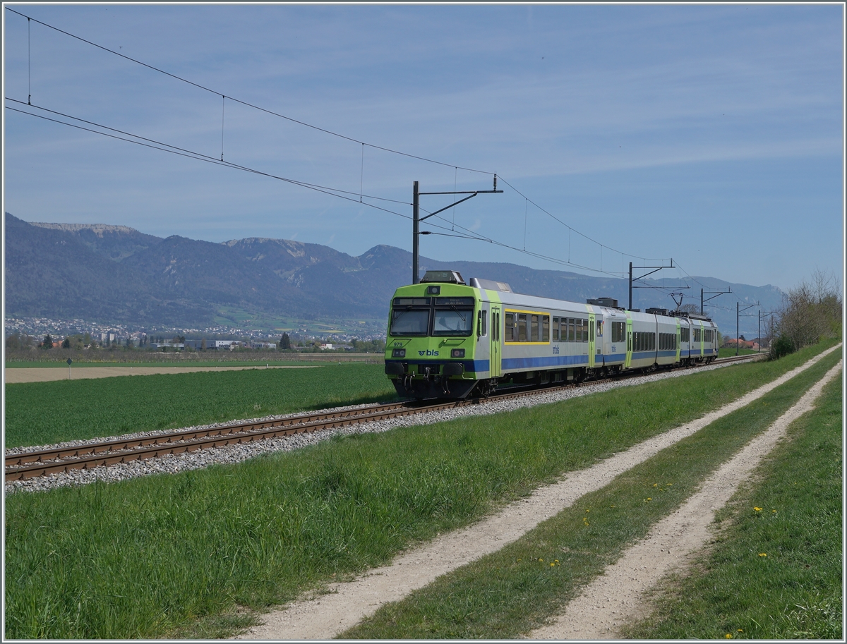 Zwischen Dotzigen und Büren ist ein BLS Regionalzug auf dem Weg nach Büren. Im Hintergrund Grenchen mit dem Jura und der Wandfluh. 

19. April 2022

