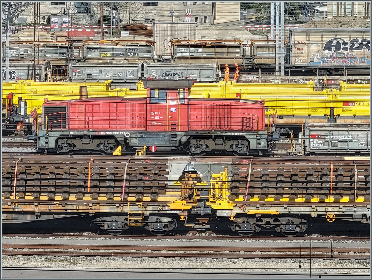 Blick vom Ausbildungszentrum er SBB auf den Rangierbahnhof von Renens VD mit einer Am 841. 

29. Feb. 2024