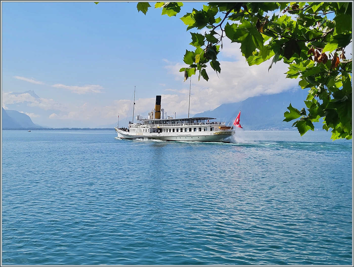 Das CGN Kursschiff  LA SUISSE  bei Vevey unterwegs nach Montreux.

4. Juni 2024