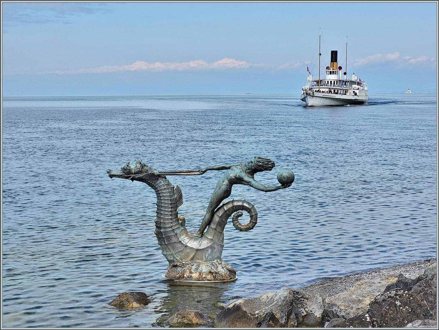 Das CGN Kursschiff von Lausanne nach Saint-Gingolph (und weiter als Rundfahrt) erreicht in Kürze Vevey. Der Kurs wird heute vom Dampfschiff  LA SUISSE  geleistet.

4. Juni 2024  