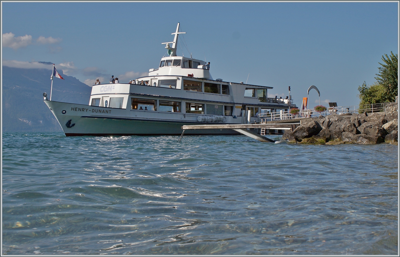 Das CGN Motorschiff HERNY - DUNANT ist auf der Fahrt von Lausanne Ouchy nach St-Gingolph und legt in Rivaz St-Saphorin an.

16. August 2024