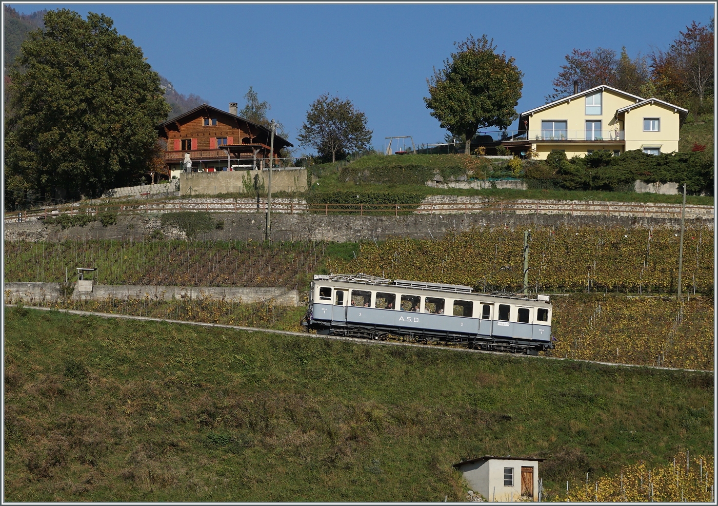 Der 1914 zur Eröffnung der Bahn beschaffte BCFe 4/4 N°1 ist in den Rebbergen oberhalb von Aigle auf einer Sonderfahrt. Der Zug wir der heute in Verdankens werter Weise von der  Association ASD 1914  unterhalten und hin und wieder für Sonderfahren eingesetzt, so wie hier als Jass-Zug. 

2. Nov. 2024