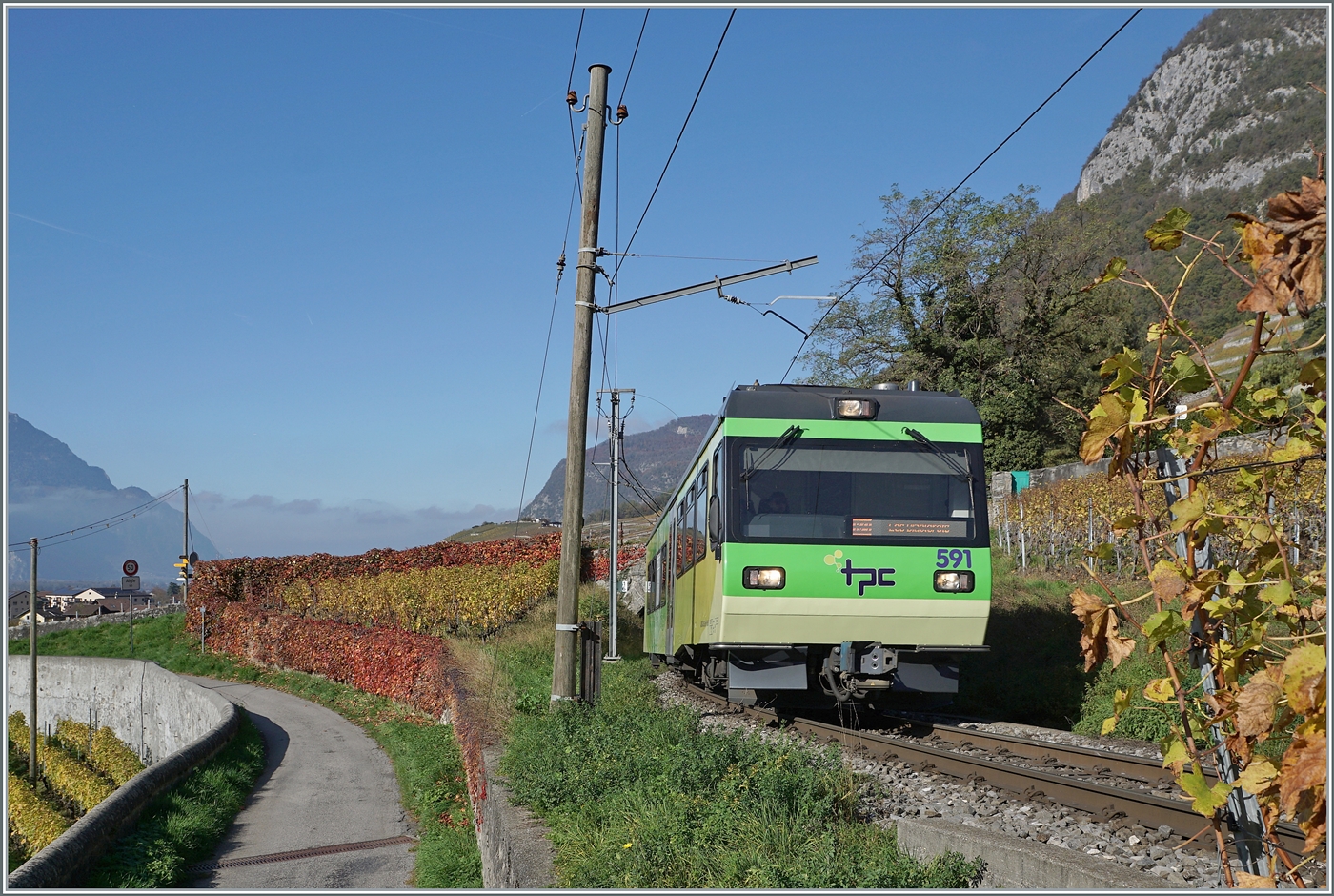 Der Beh 4/8 591 ist als R 71 auf der Fahrt von Aigle nach Les Diablerets und konnte in den bunten Rebbergen gleich oberhalb des Château d'Aigle fotografiert werden, wobei vor allem die roten Blätter des  Wilden Weins  mich zu diesem Bild bewogen haben.

2. November 2024