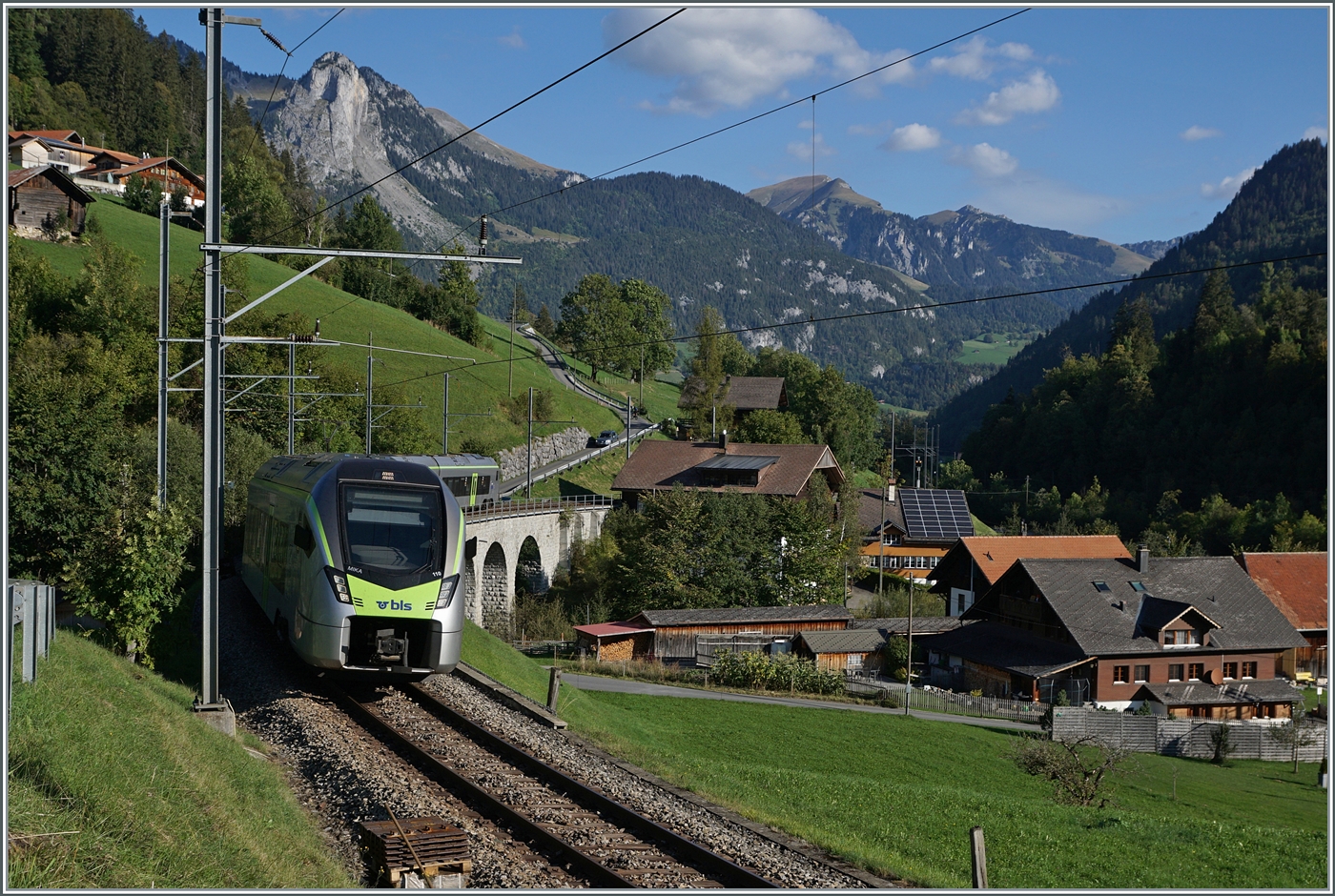 Der BLS MIKU RABe 528 110 ist auf der Fahrt von Bern nach Zweisimmen und hat bei Garstatt sein Ziel schon fast erreicht.

29. Sept. 2023