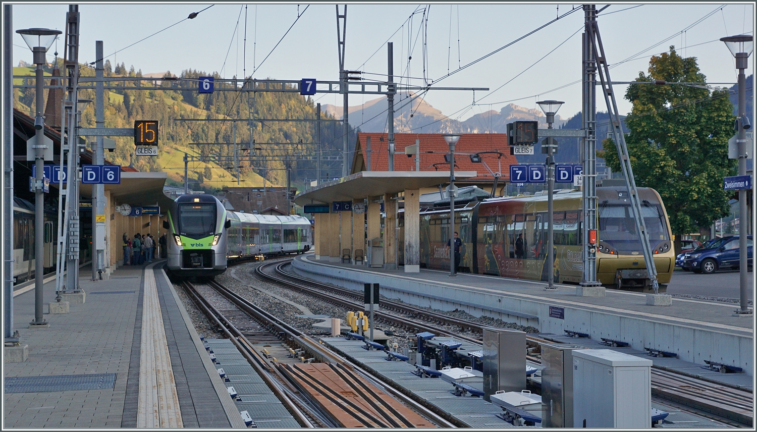 Der BLS RABe 528 112 von Bern kommend erreicht Zweismmen. Im Vordergrund die Umspuranlae für die GPX Züge Interlaken Montreux. 

7. Okt. 2023