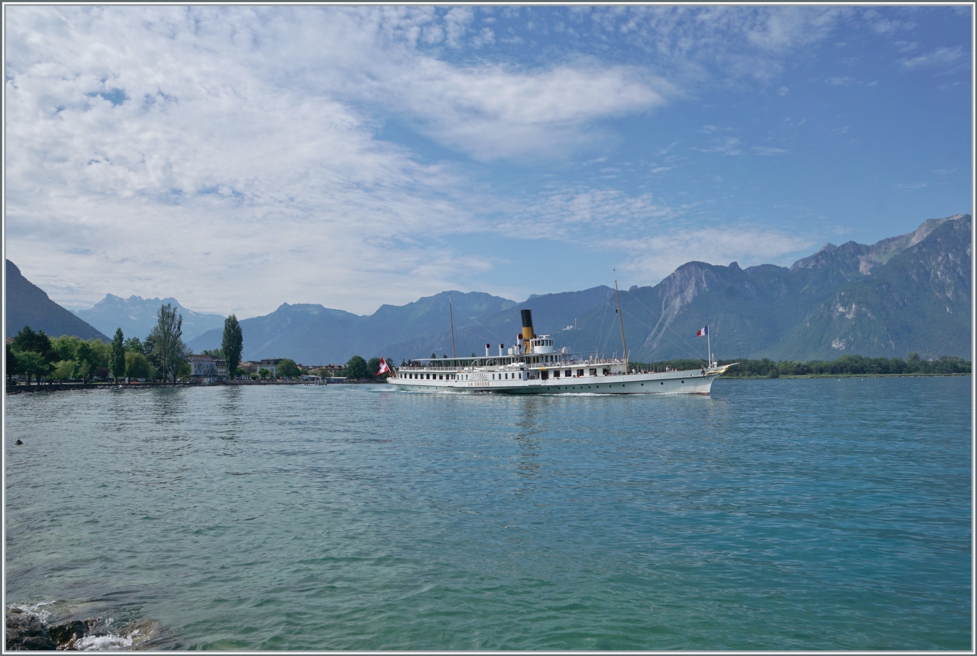 Der CGN Raddampfer  LA SUISSE  hat die Anlegestelle Villeneuve verlassen und erreicht in einigen Minuten das Château de Chillon.

15. Juli 2024