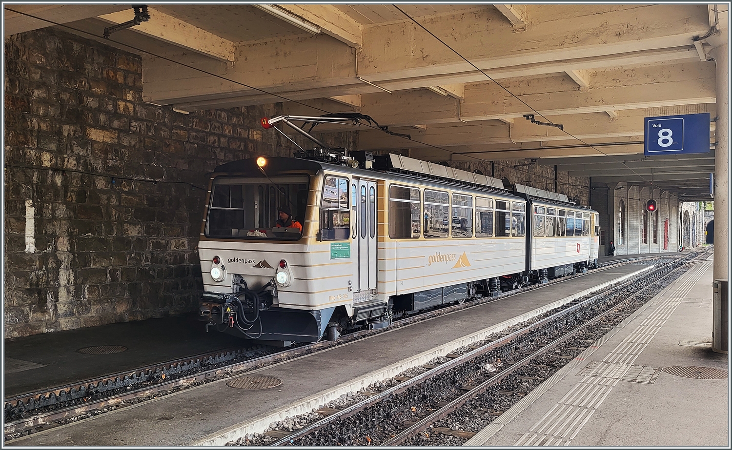 Der im  GoldenPass  Farbschema gehaltene Rochers-de-Naye Bhe 4/8 305 rangiert in Montreux.

17. Feb. 2024