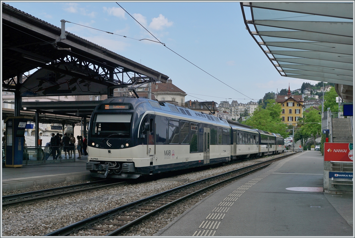 Der MOB Be 4/4 9201 ALPINA wartet mit einem recht kurzen PE30 in Montreux auf die Abfahrt nach Zweisimmen.

3. Aug. 2024