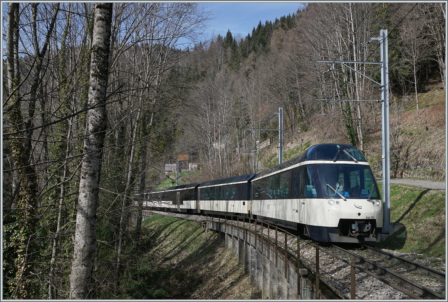 Der MOB PE 30 2218 von Montreux nach Zweisimmen mit dem Ast 151 an der Spitze ist zwischen Sendy Sollard und Les Avants unterwegs. Am Schluss des Zuges schieb ein MOB ABe 4/4 rsp Be 4/4 Serie 9000  Alpina .  

22. März 2024