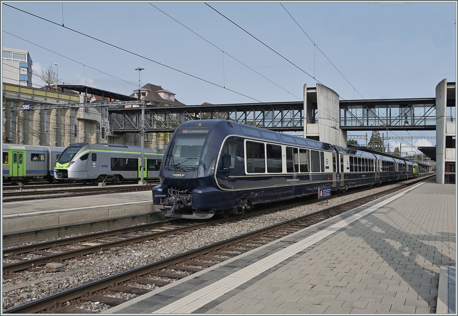 Der in Montreux auf Schmalspur losgefahrene und in Zweisimmen umgespurte GoldenPass Express GPX 4064 verlässt Spiez mit dem Ziel Interlaken Ost.

30. August 2023 

