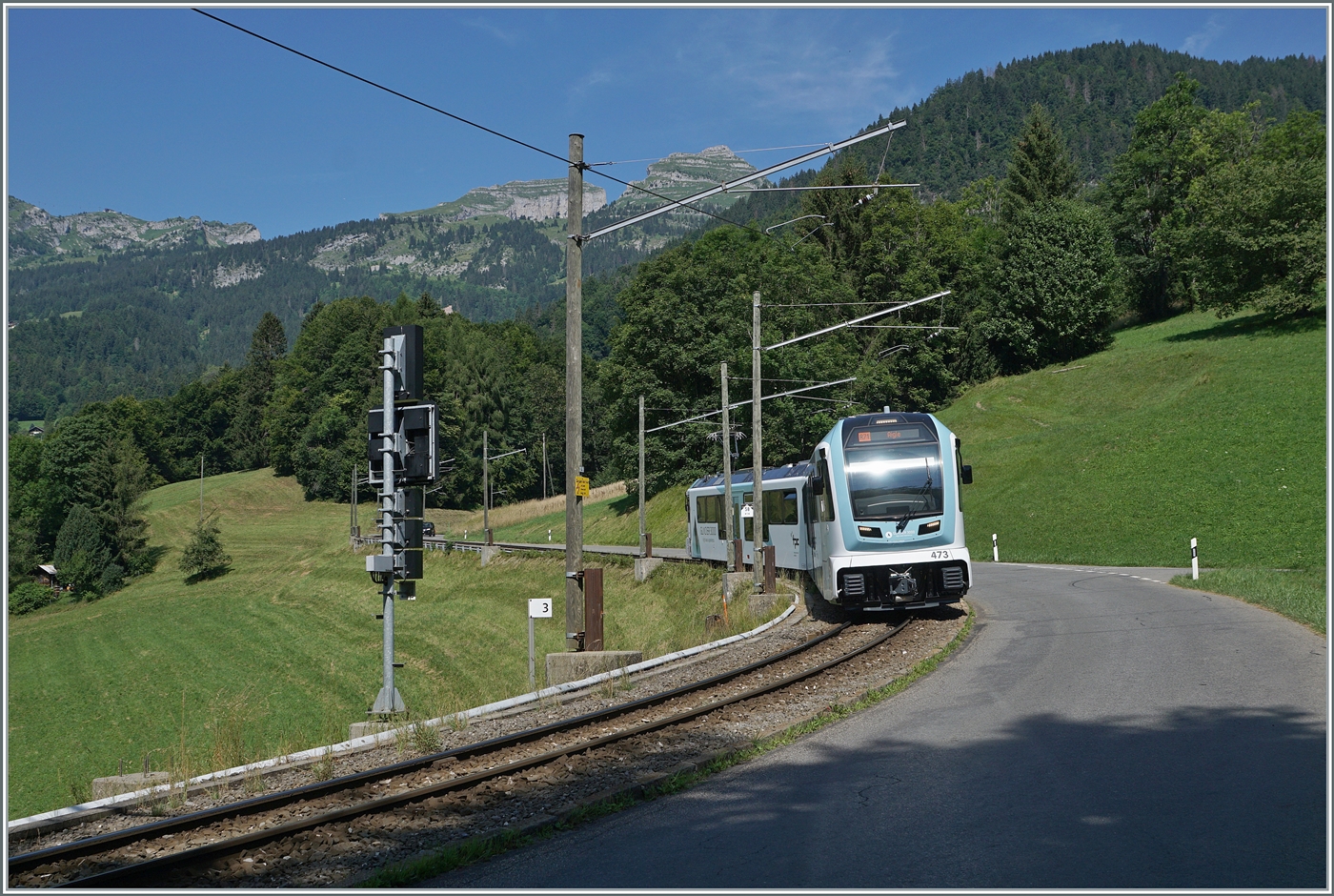 Der neune TPC ABe 4/8 473 mit der gefälligen  Glaqcier 3000  Werbung ist bei Les Planches auf der Fahrt nach Aigle.

27. Juli 2024