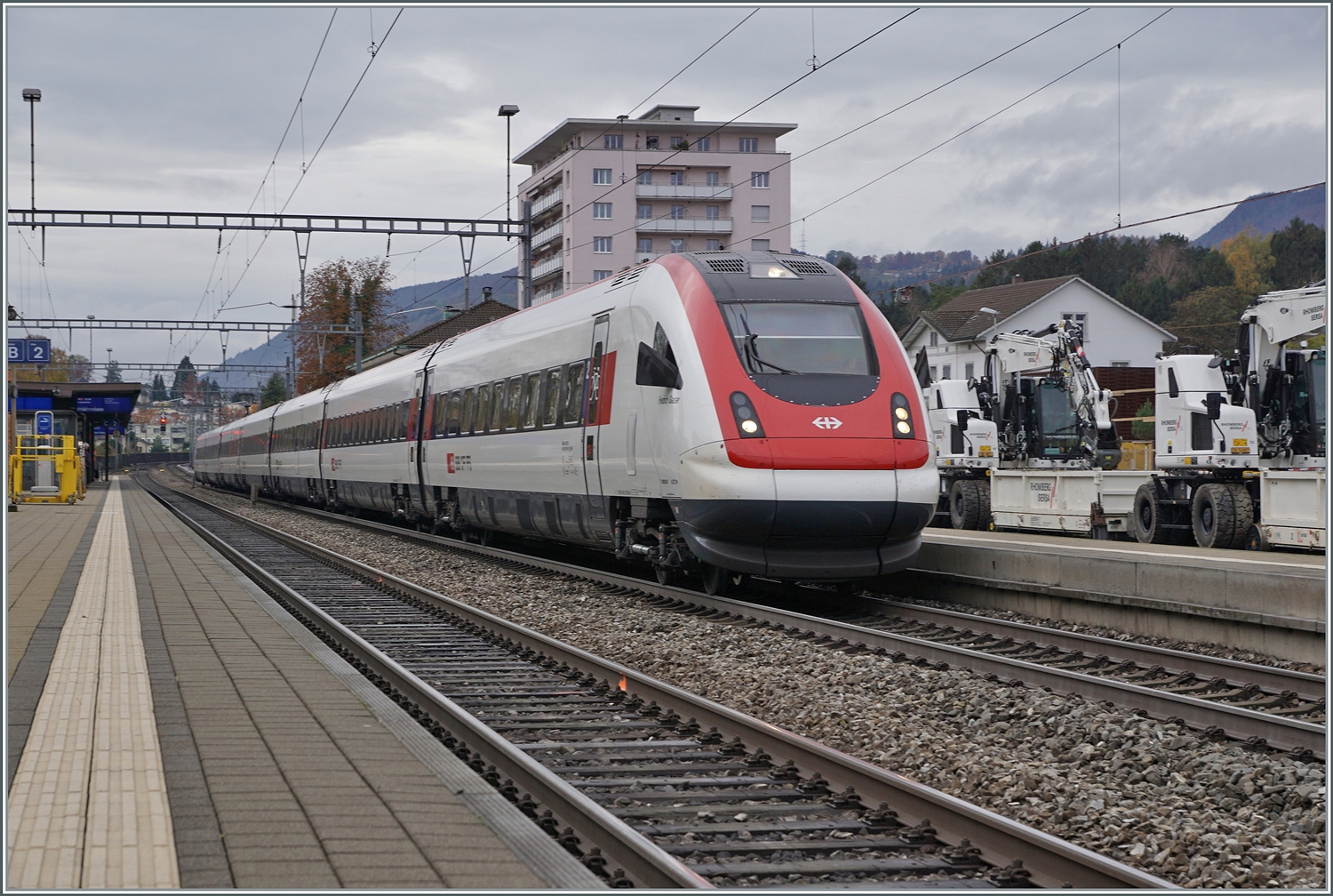 Der SBB RABe 500 ICN 94 85 0 500 019-0 CH-SBB ist als IC 5 von Lausanne nach Zürich unterwegs und verlässt nach einem kurzen Halt Grenchen Süd. 

18. Nov. 2023
