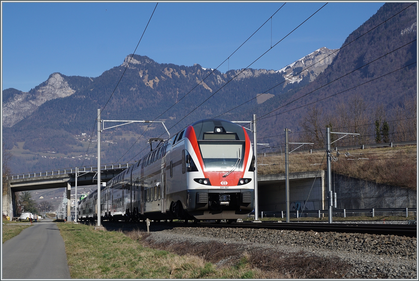 Der SBB RABe 511 027 ist als RE kurz vor Aigle auf dem Weg in Richtung Genf. 

4. Feb. 2024