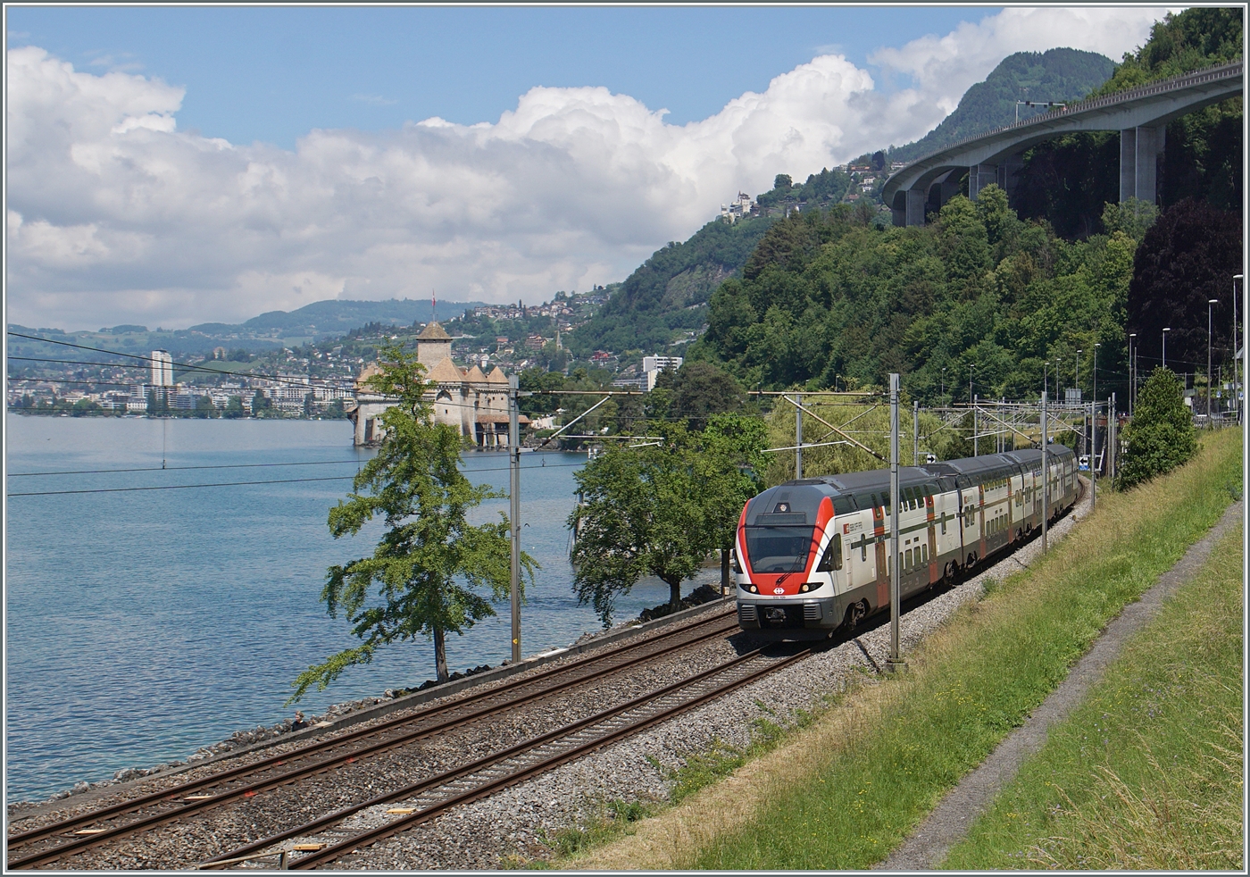 Der SBB RABe 511 109 ist als RE 33 von Annemasse nach St-Maurice kurz vor Villeneuve unterwegs. 

4. Juni 2024