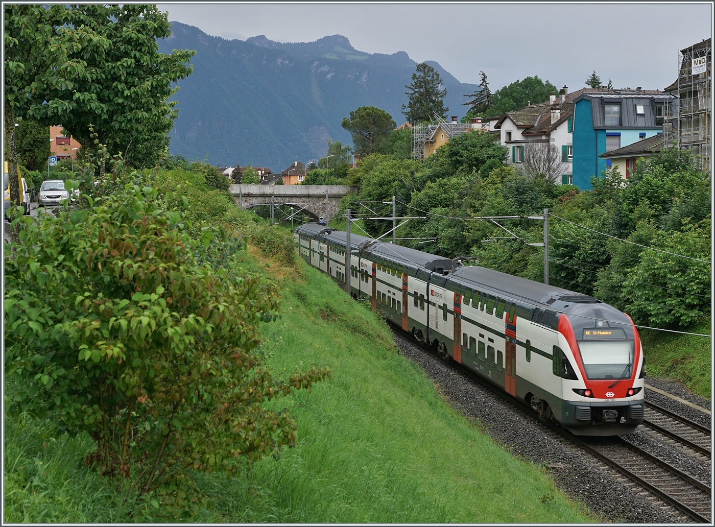 Der SBB RABe 511 110 ist als RE nach St-Maurice bei La Tour de Peilz unterwegs. 

21. Juni 2024