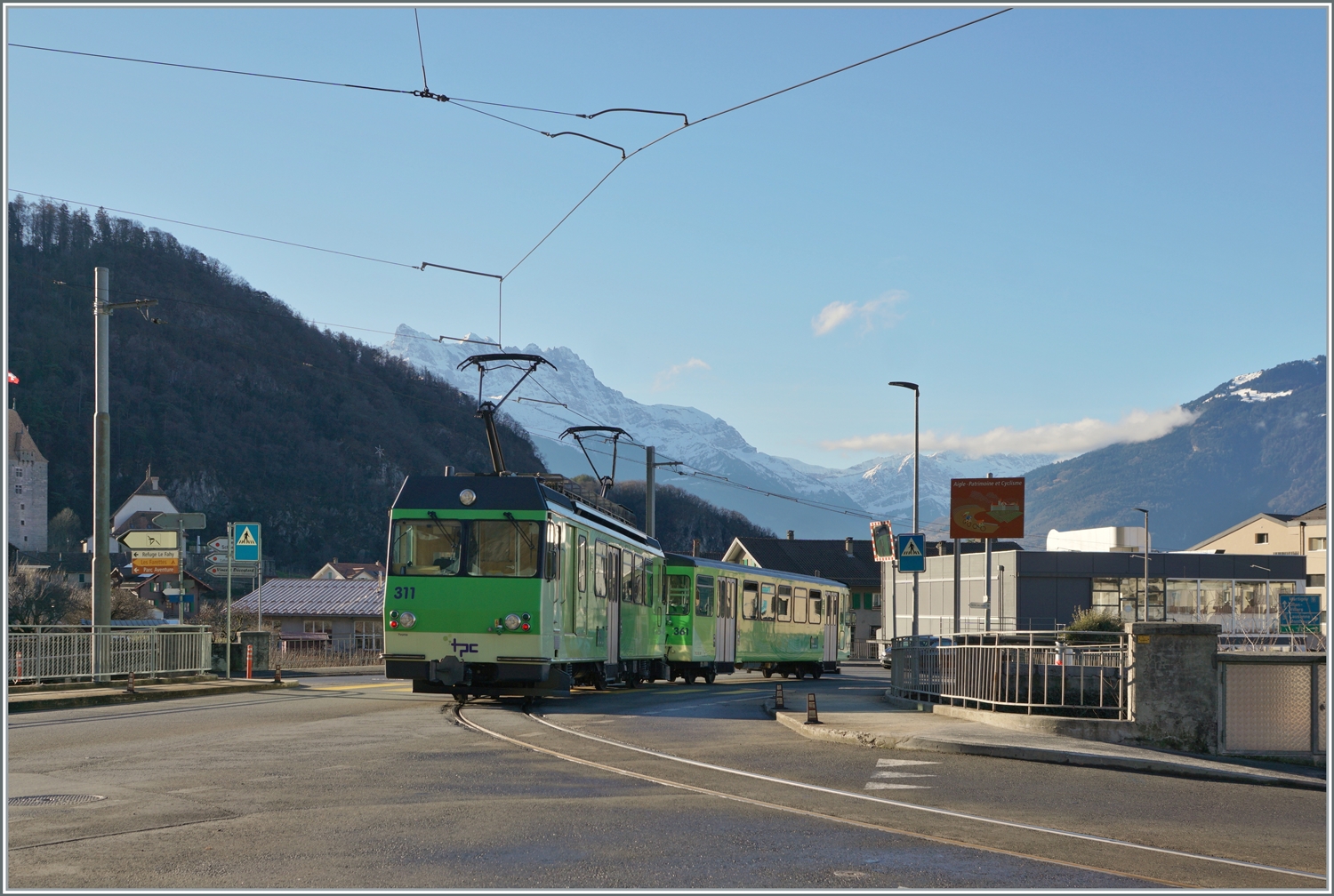 Der TPC A-L BDeh 4/4 311 mit Bt verlässt Aigle Dépôt in Richtung Bahnhof Aigle.

27. Jan. 2024