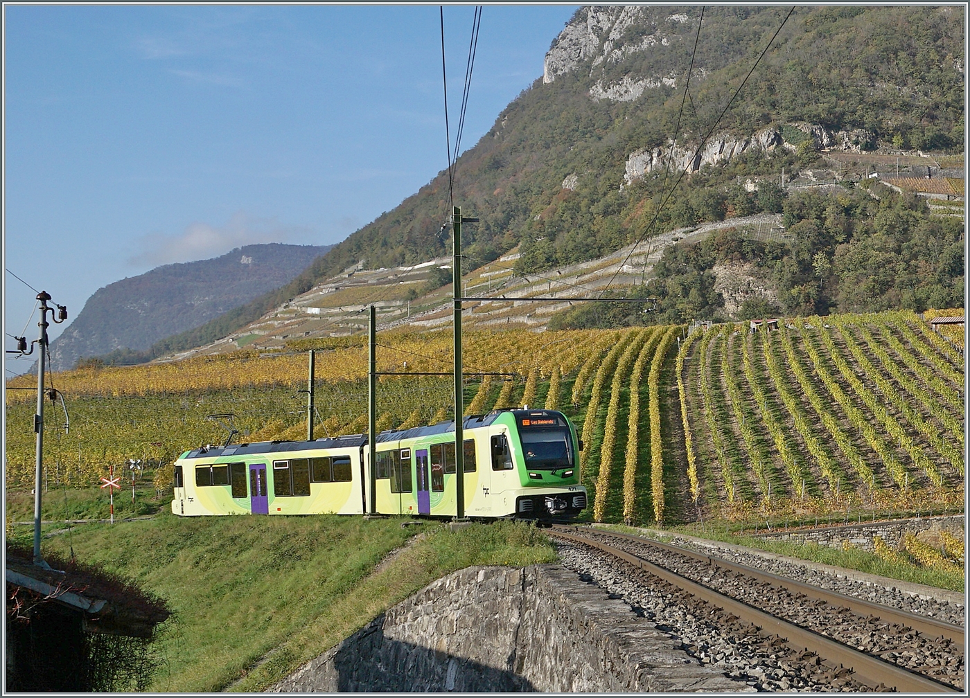 Der TPC ASD ABe 4/8 471 ist kurz nach dem Schloss von Aigle in den Weinbergen als R71 auf dem Weg nach Les Diablerets. 

2. Nov. 2024