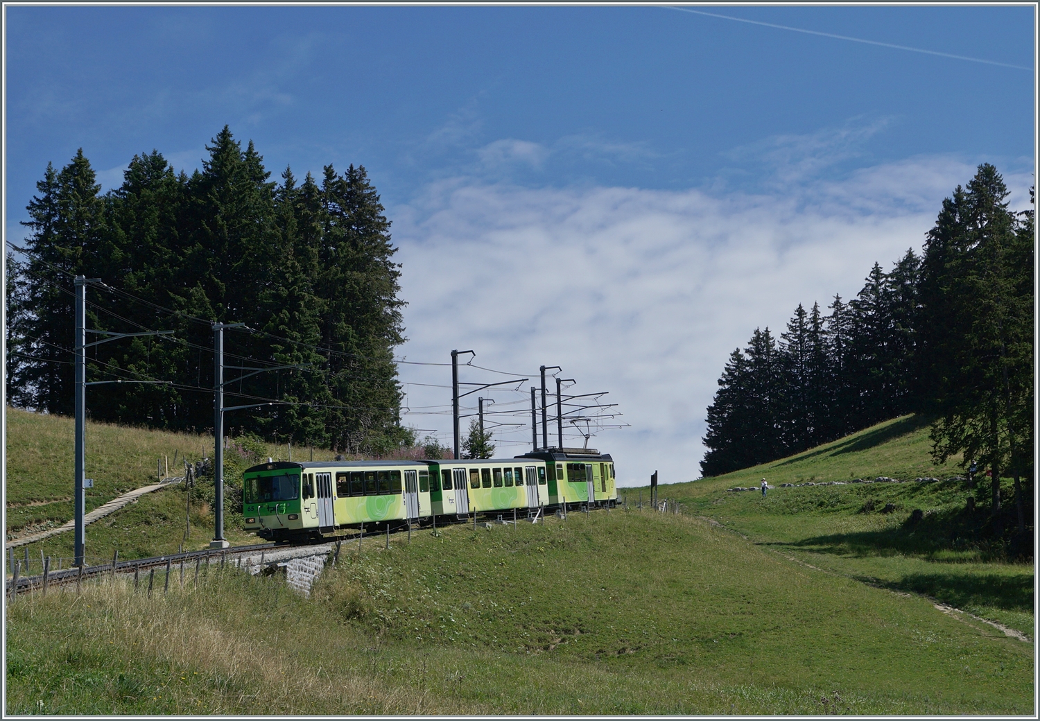 Der TPC BVB BDeh 4/4 83 nähert sich mit seinem Zug Col-de-Soud.

19. Aug. 2023