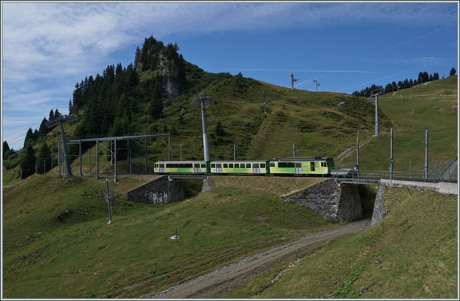 Der TPC BVB BDeh 4/4 83 verlässt mit seinem Zug die Gipfelstation Col-de -Bretaye. 

19. Aug. 2023