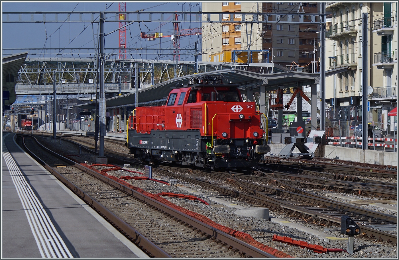 Die Aem 940 017 rangiert in Renens VD im Diesel-Modus, somit ist auch der Stromabnehmer gesenkt.

29. Feb. 2024