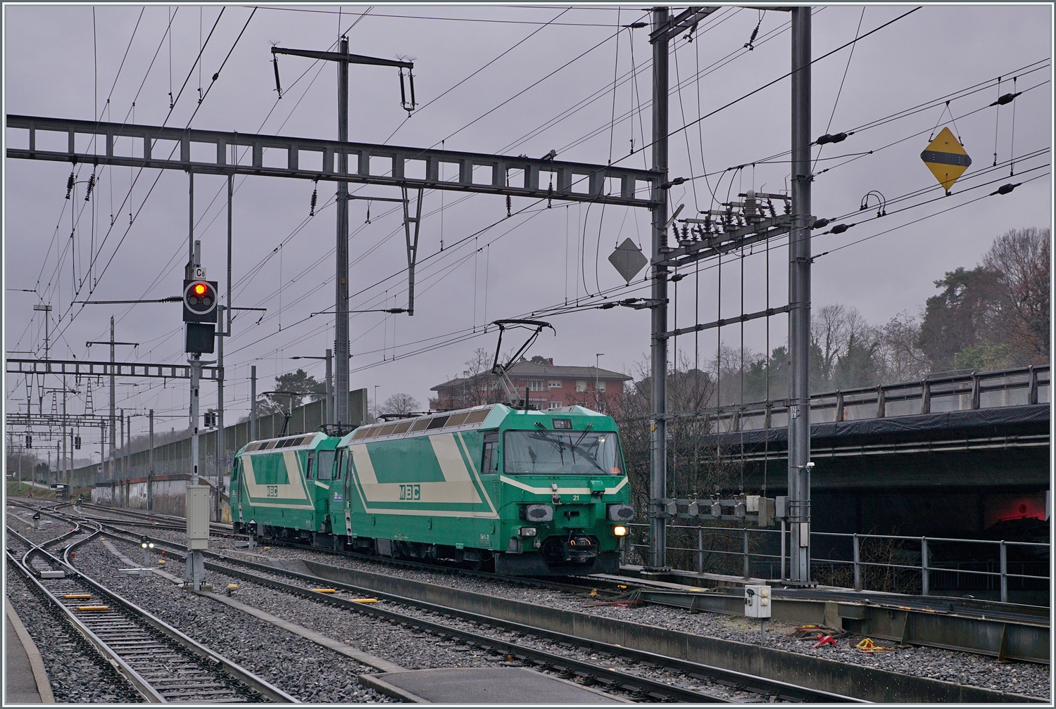 Die beiden BAM MBC Ge 4/4 21 und 22 warten in Morges auf die Übernahme des Kieszuges Gland - Apples. 

24. Februar 2024