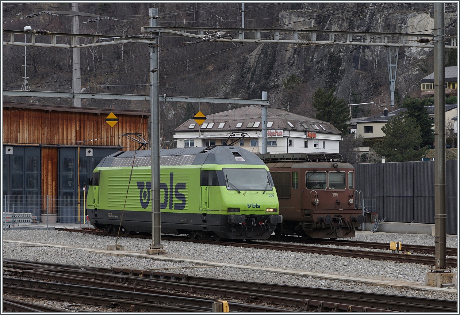 Die beiden BLS Loks Re 465 009 und Re 4/4 195 warten in Brig auf ihre n�chsten Eins�tze. 

2. Feb. 2024