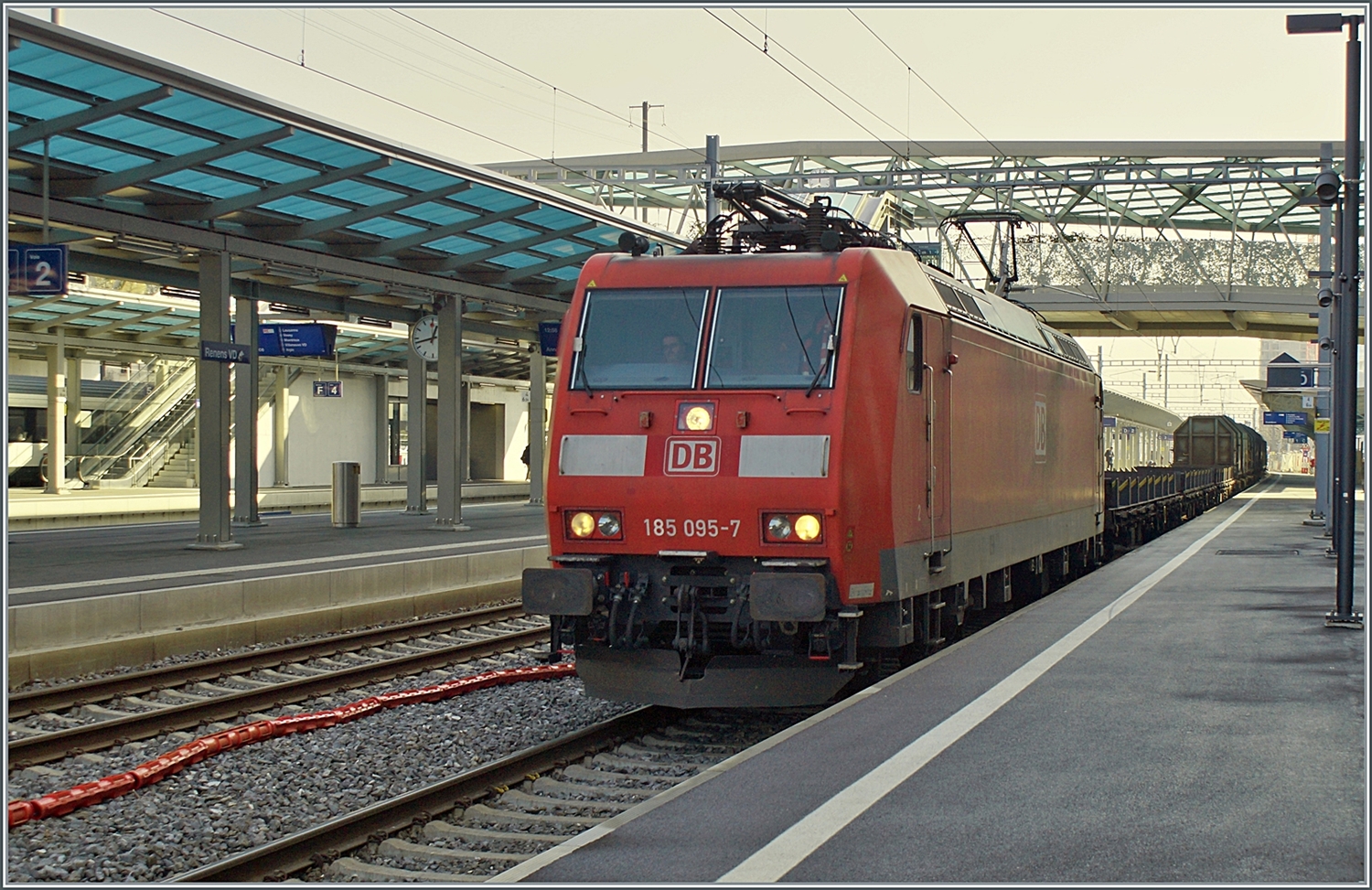Die DB 185 095-7 ist in Renens VD mit dem NOvelis Zug von Sierre nach Göttingne unterwegs. 

21.Feb 2023
