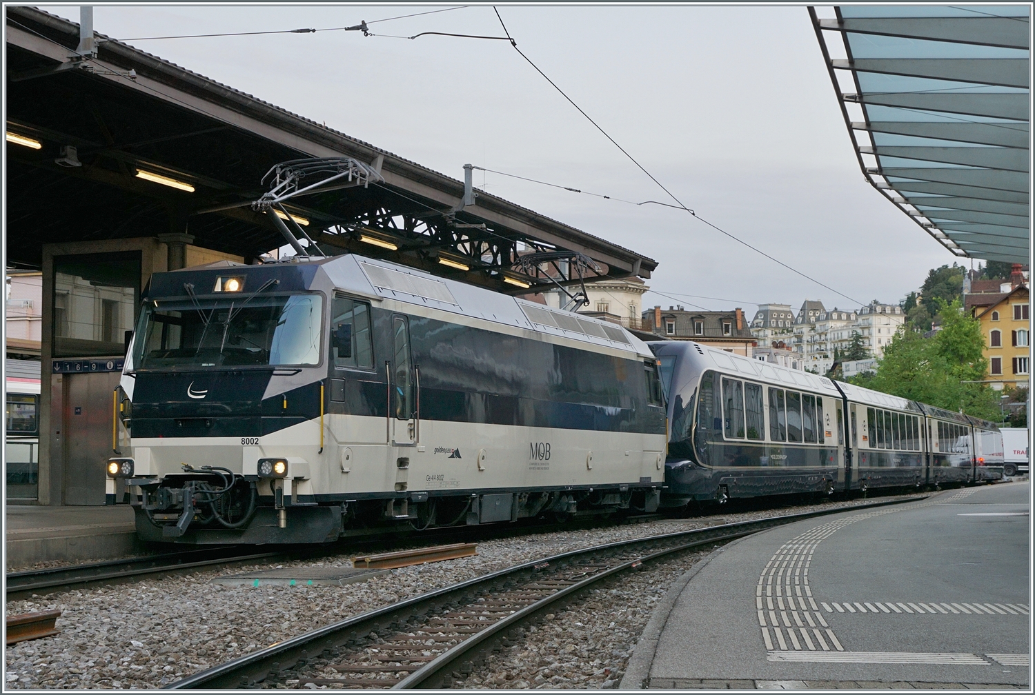 Die MOB Ge 4/4 8002 wartet mit dem GoldenPass Express GPX in Montreux auf die Abfahrt. 

30. Aug. 2023