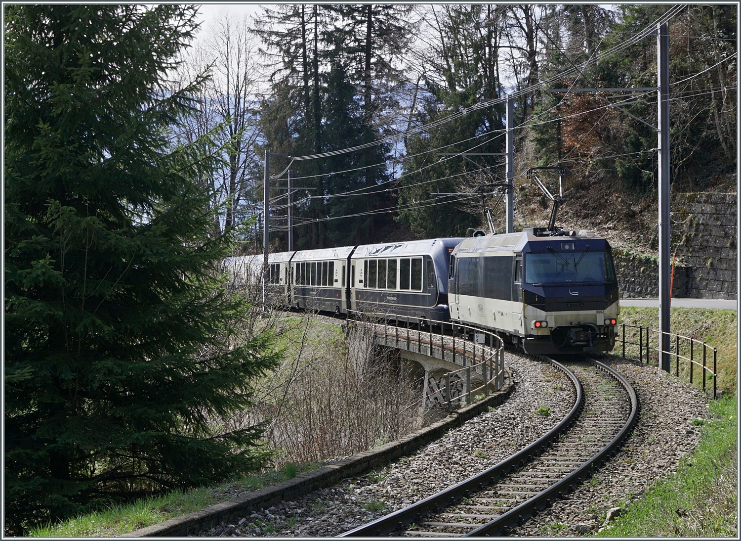 Die MOB Ge 4/4 8002 schiebt kurz vor Sendy-Sollard ihren GoldenPass Express in Richtung Montreux.

22. März 2024