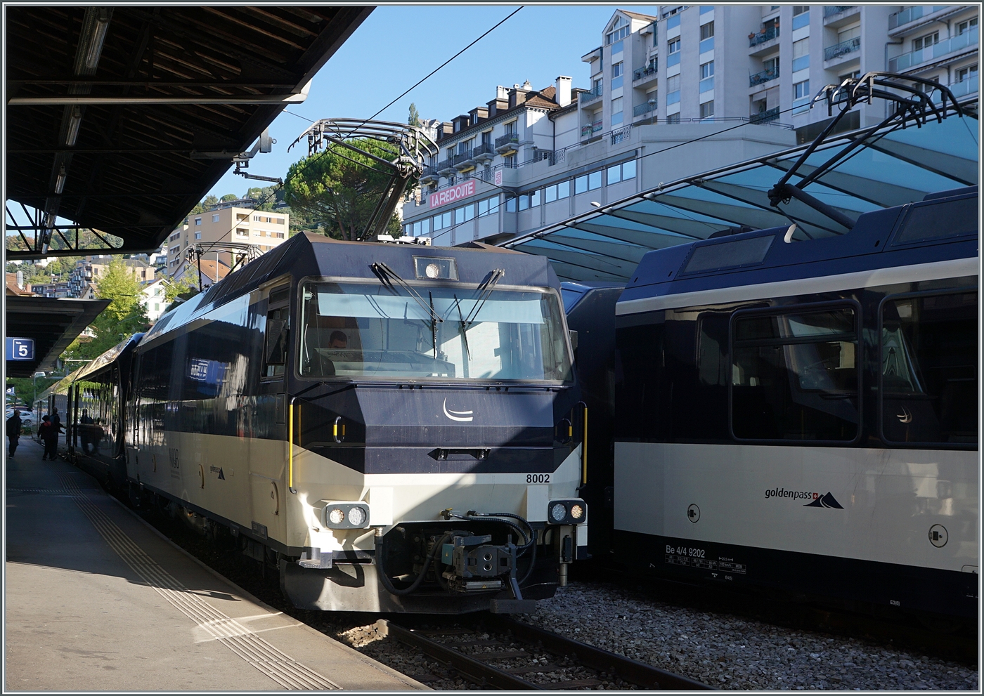 Die MOB Ge 4/4 8002 wartet mit ihrem GoldenPass Express GPX in Montreux auf die im Abfahrt nach Interlaken Ost. 

27. Sept. 2023 