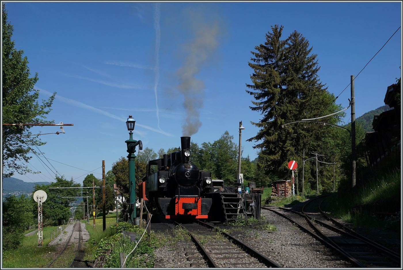Die Saison 2026 der Blonay Chamby Bahn ist eröffnet: In Chaulin wird die SEG G 2x 2/2 105 der Blonay Chamby Bahn wird für die Nachmittag-Dampfzüge vorbereitet. 

2. Mai 2026