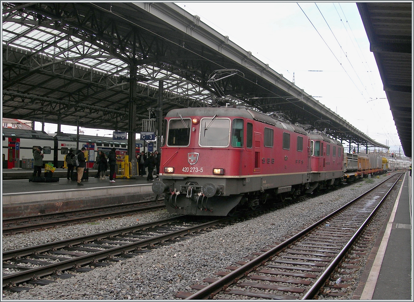 Die SBB Re 4/4 II 11273 (Re 420 273-5) und Re 4/4 II 11269 (Re 420 269-3) in Vielfachsteuerung warten mit ihrem Güterzug in Lausanne die Überholung ab, um dann ihre Fahrt in Richtung Villeneuve fortzusetzten. 

2. Dez. 2024