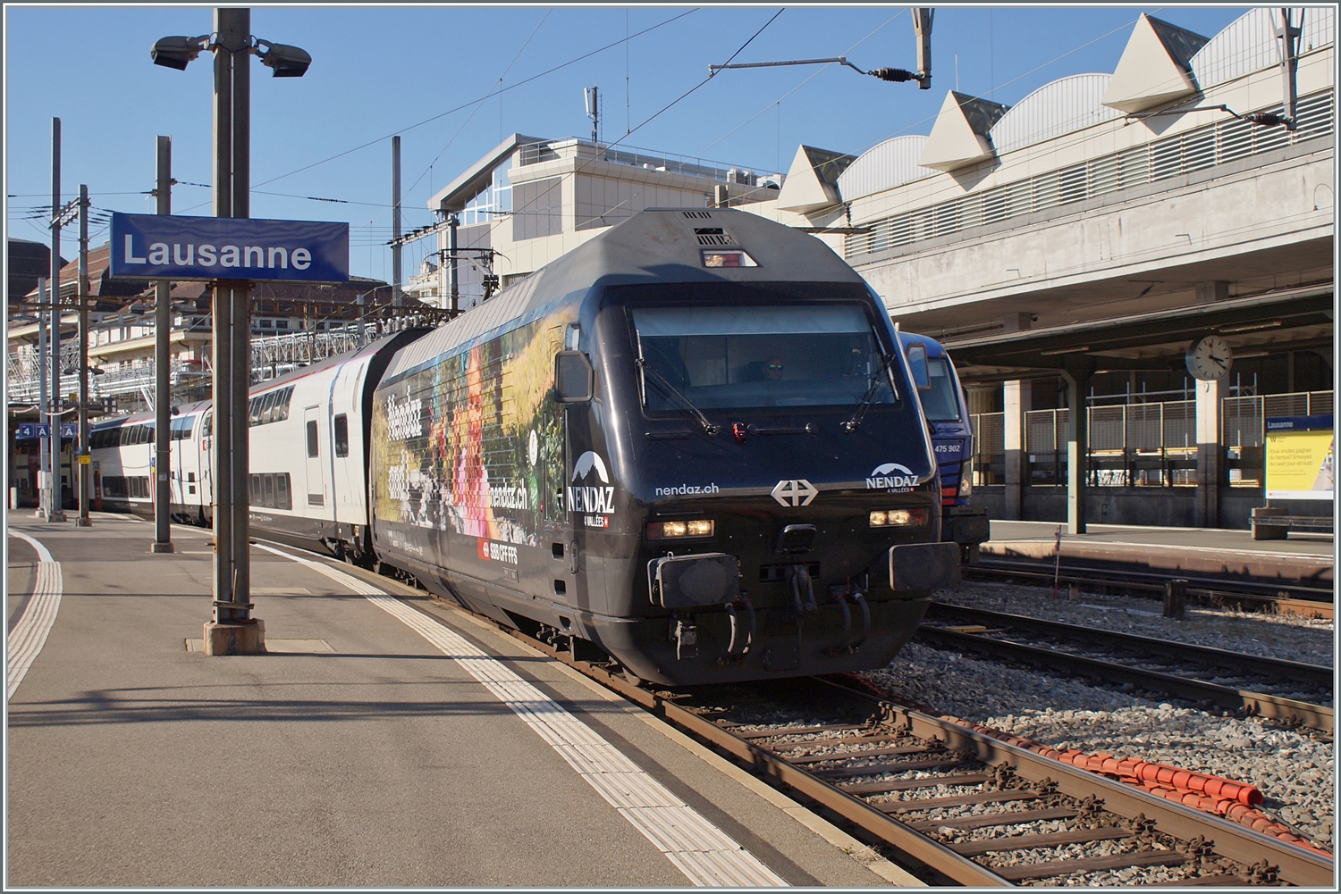 Die SBB Re 460 058  Nendaz  verlässt den Bahnhof von Lausanne mit ihrem IR90 nach Brig. 

7. März 2024