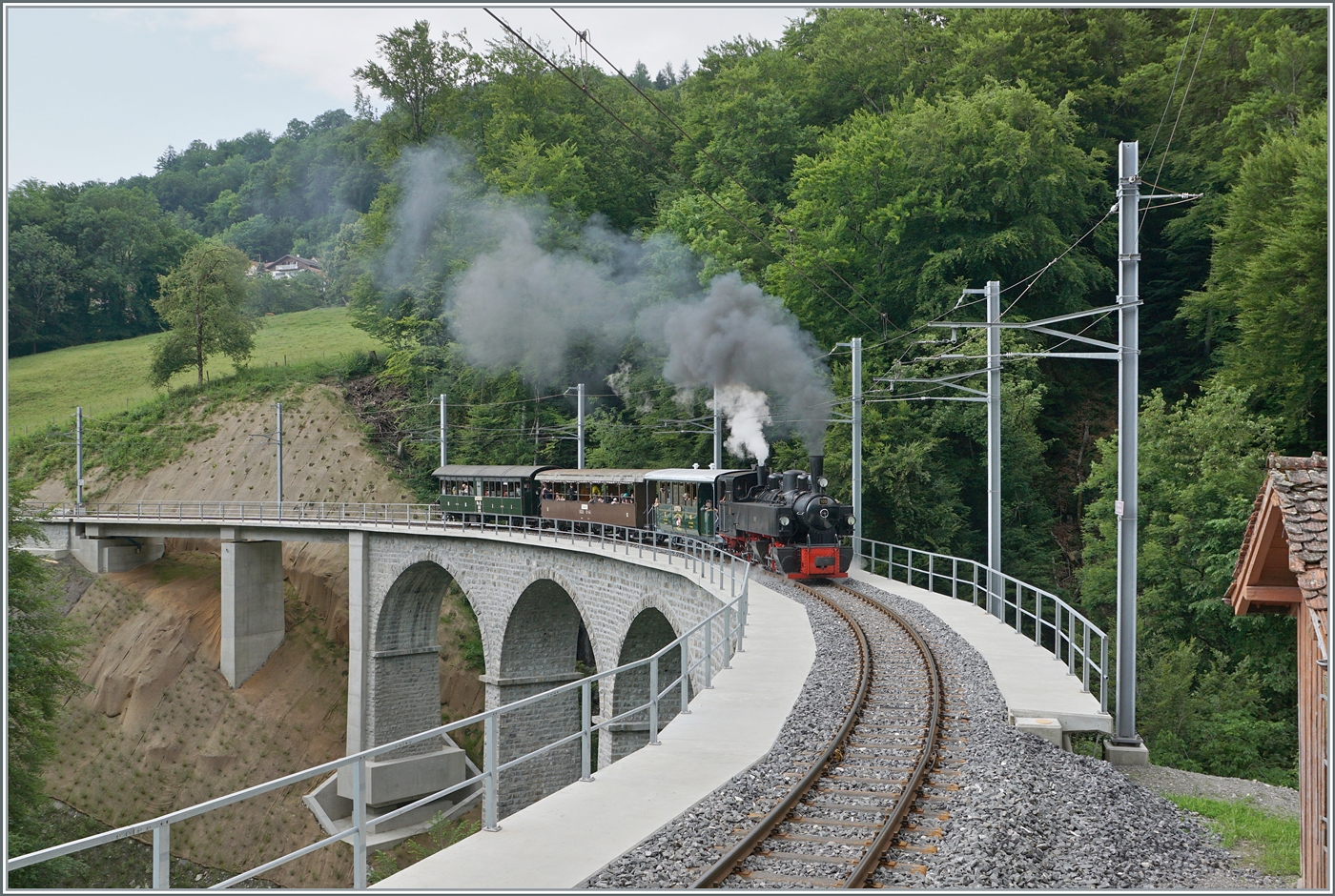 Die SEG G 2x 2/2 105 der Blonay Chamby Bahn überquert mit ihrem Dampfzug den neu restaurierten Baye de Clarens Viadukt bei Vers-Chez Robert.

8. Juni 2025
