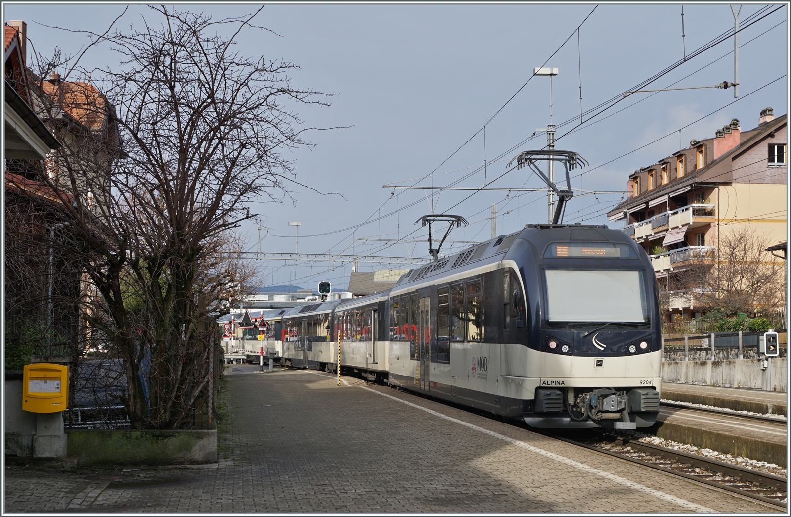 Ei MOB Alpina Zug von Zweisimmen nach Montreux verlässt Chernex.

4. Jan. 2023