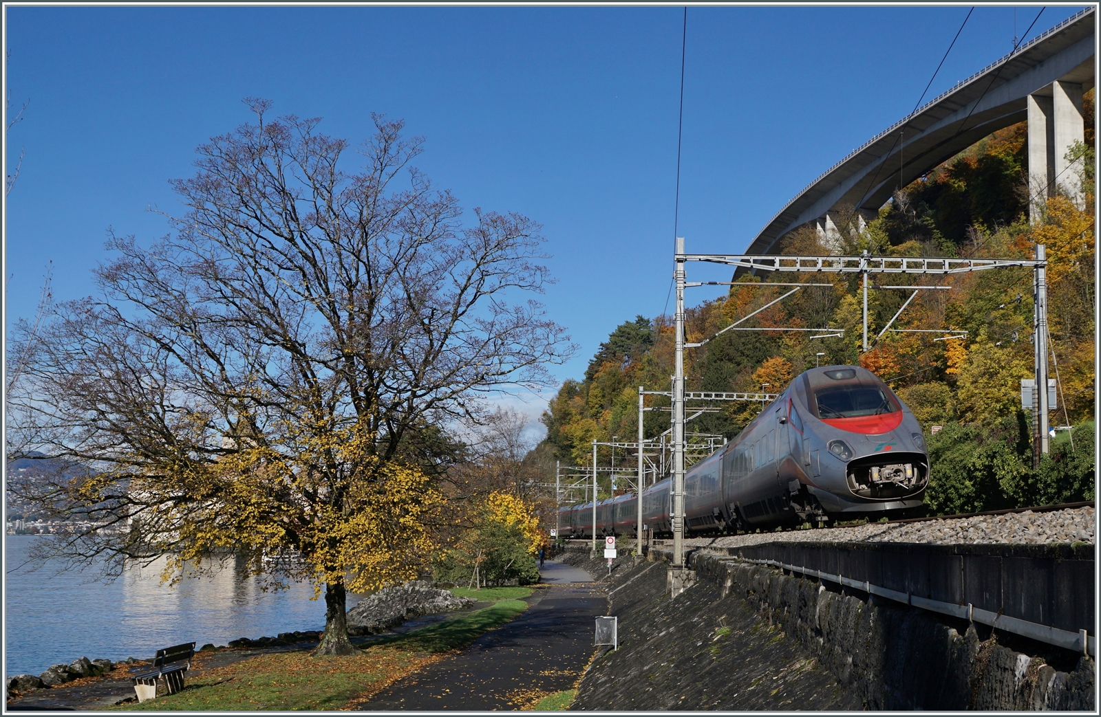 Ein FS Trenitalia ETR 610 ist kurz nach Villeneuve auf dem Weg von Milano nach Genève. 

16. Nov. 2022
