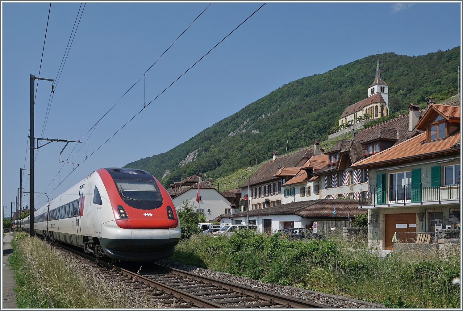Ein SBB ICN RABe 500 bei Ligerz auf dem letzten Einspurabschnitt der Strecke Biel/Bienne - Lausanne auf der Fahrt nach Zürich.
Arbeiten zur Beseitigung dieses Einspurabschnittes laufen bereits, die neue Strecke wird durch einen Tunnel führen. 
5. Juni 2023