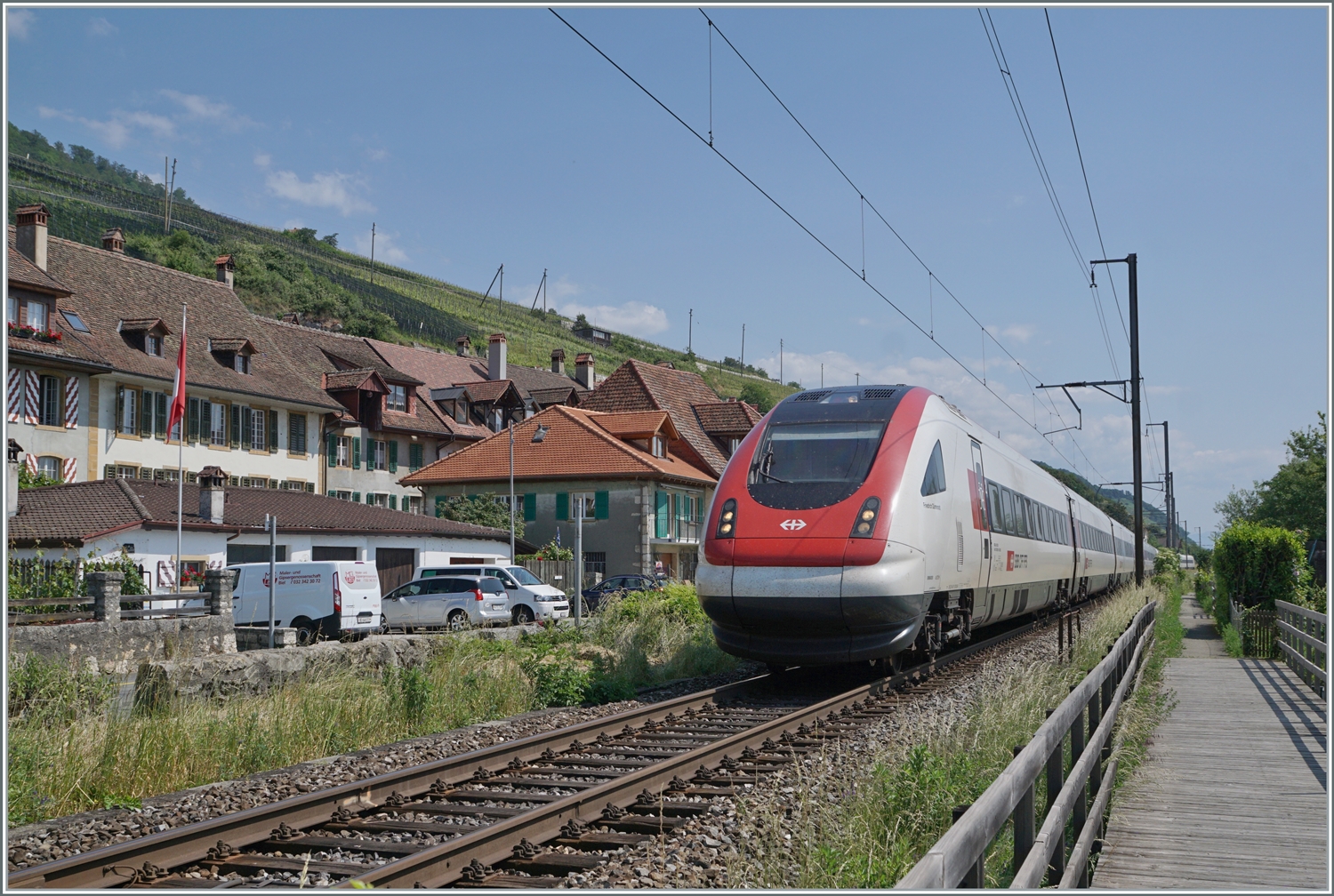 Ein SBB ICN RABe 500 bei Ligerz auf dem letzten Einspurabschnitt  der Strecke Biel/Bienne - Lausanne auf der Fahrt nach Genève Aéroport. 
Arbeiten zur Beseitigung dieses Einspurabschnittes laufen bereits, die neue Strecke wird durch einen Tunnel führen. 

5. Juni 2023