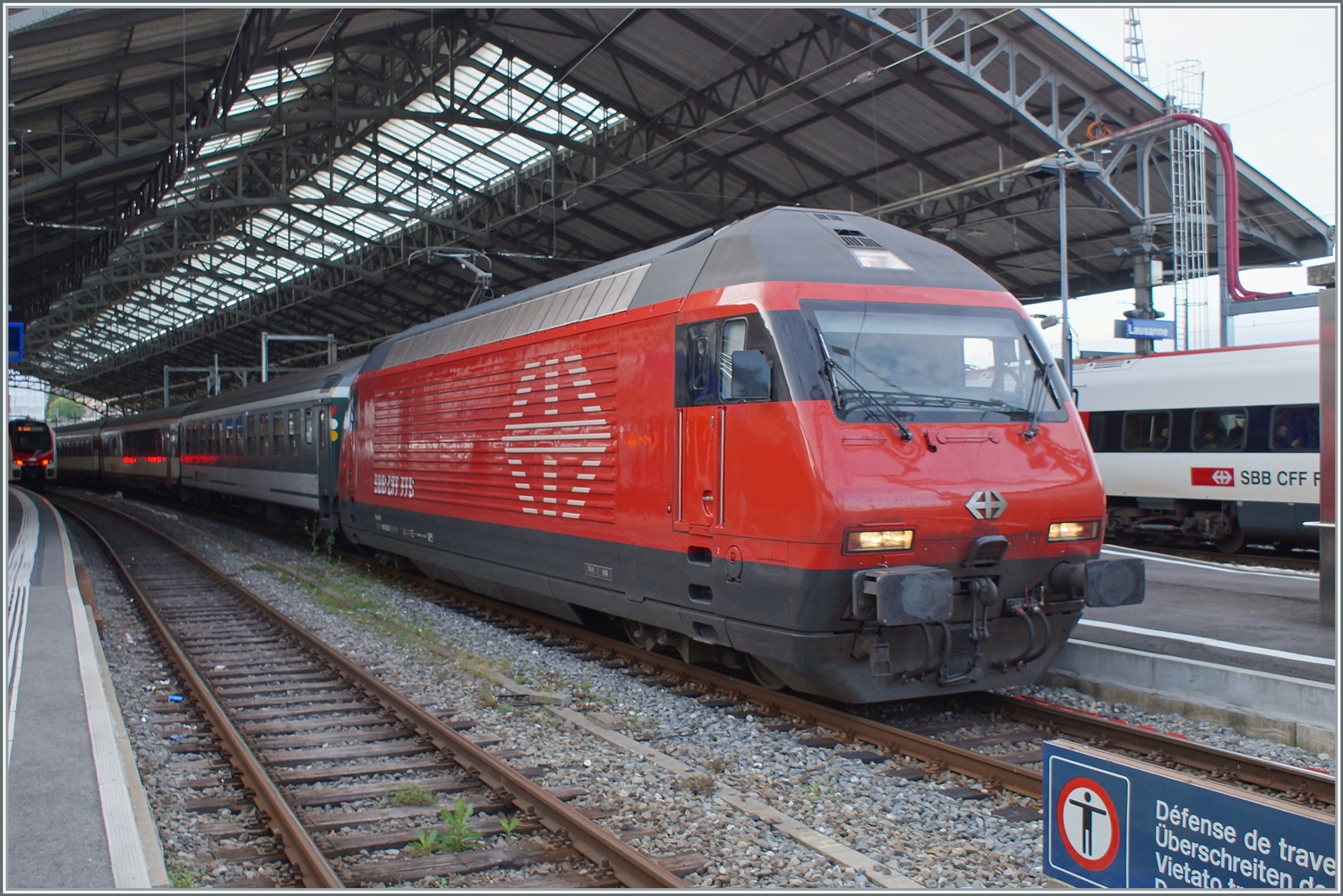 Eine SBB Re 460 verlässt mit ihrem HVZ IR 90 Lausanne in Richtung Genève, doch das eigentliche Motiv ist der Bpm in Grün/Grau direkt hinter der Lok. Bpm an und für sich sind schon eher selten, in Grün/Grau fast kaum mehr im Planeinsatz zu erleben.
Der Wagen hat die UIC Nummer B 50 85 21-73 518-5 CH-SBB.

17. Mai 2023