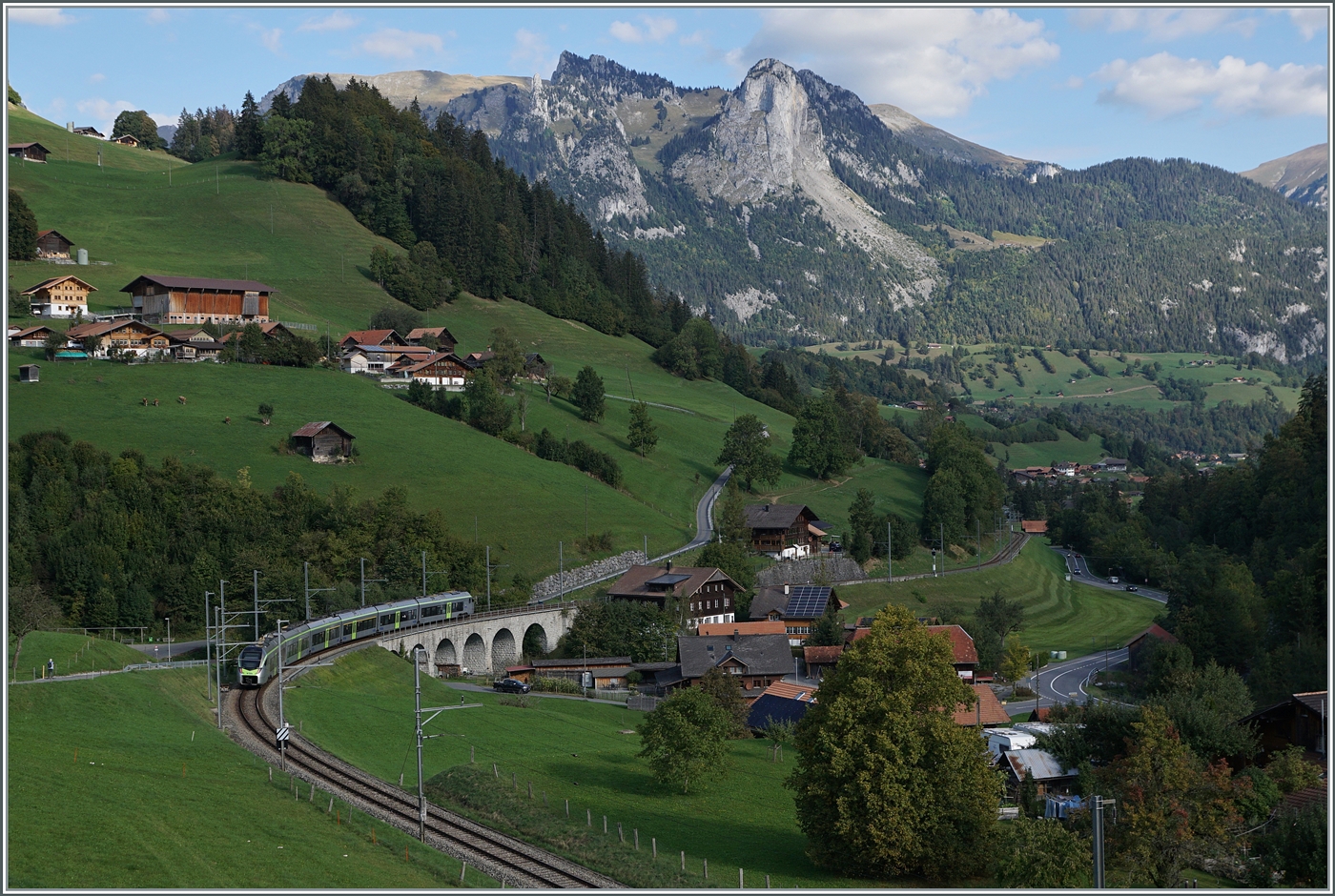 Kurz darauf ist der BLS MIKA RABe 528 110 erneut in Garstatt zu sehen, diesmal auf der R�ckfahrt nach Bern. 

29. Sept. 2023